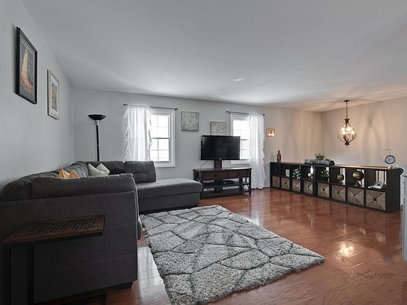 3rd image of 134 Cloverdale Ln
