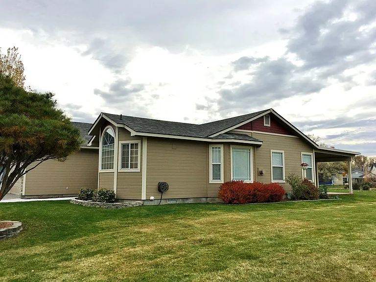 885 E Monarch St — Photo 2
