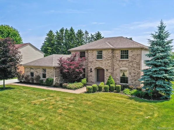 1069 Byron Dr, Troy, MI 48098