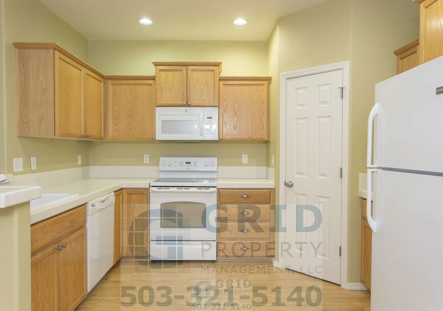 Spacious 3 Bedroom, 2.5 Bath Townhome Available in Hillsboro - 2 Car Garage! — Photo 4