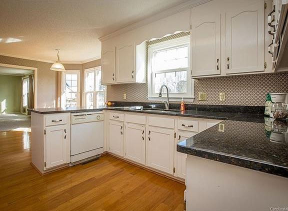 2nd image of 135 Bonaventure Dr