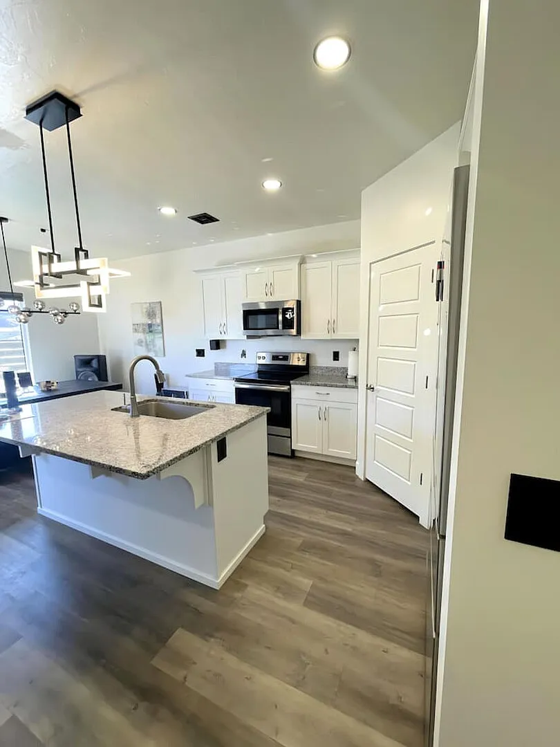 Monthly Rental W/ Private Gym! — Photo 3