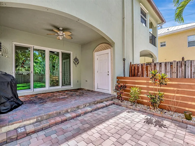 853 SW 11th Ct — Photo 44