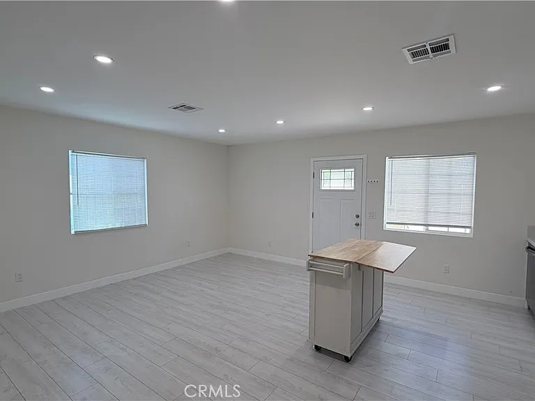 20210 Hartland St — Photo 5