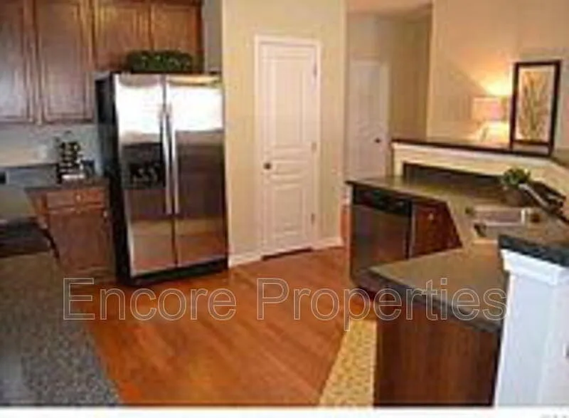 3 bed, 2.5 bath, 1800 sqft, $1,900 — Photo 3