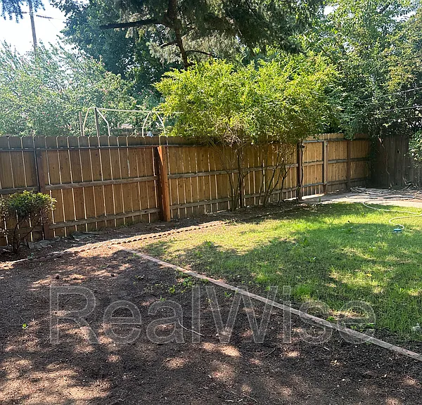 940 SE North St — Photo 38