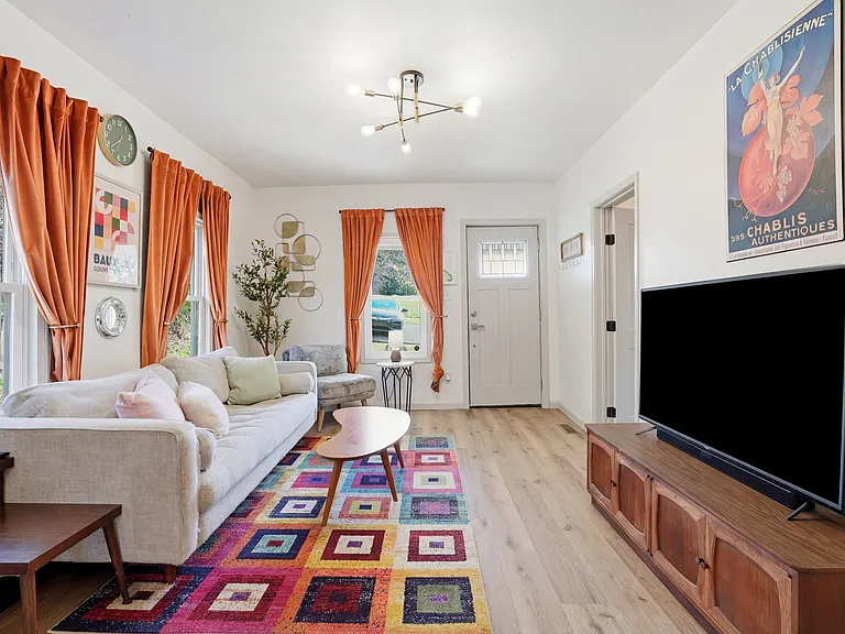 214 N Roosevelt Ave — Photo 5
