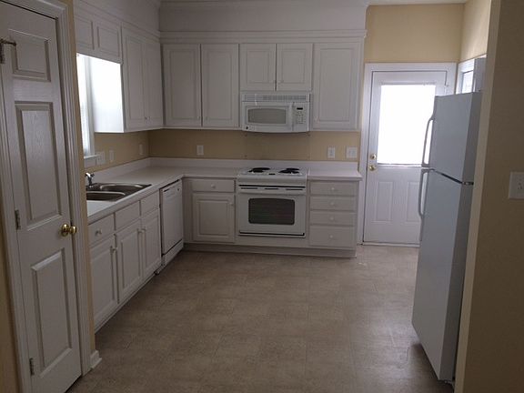 4th image of 206 Coachmans Pl #A
