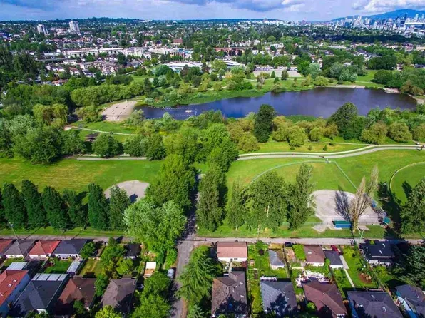 3290 Garden Dr, Vancouver, BC V5N 4Y1