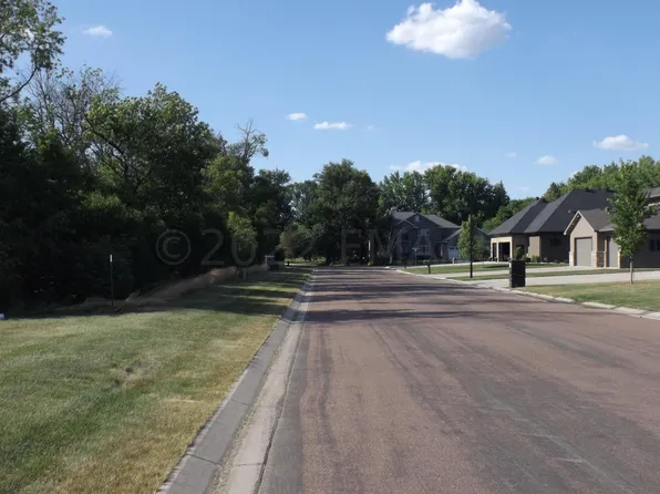 1485 Oakwood Ct, Wahpeton, ND 58075