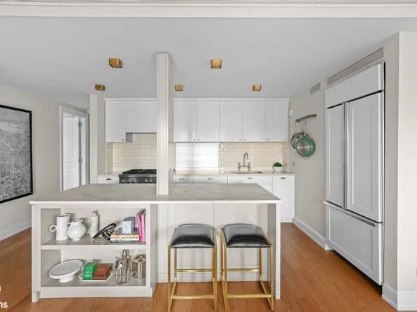 32 Washington Square West image 10 of 26