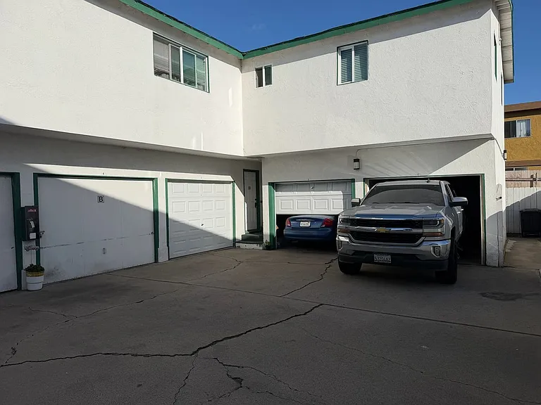 320 G St — Photo 3