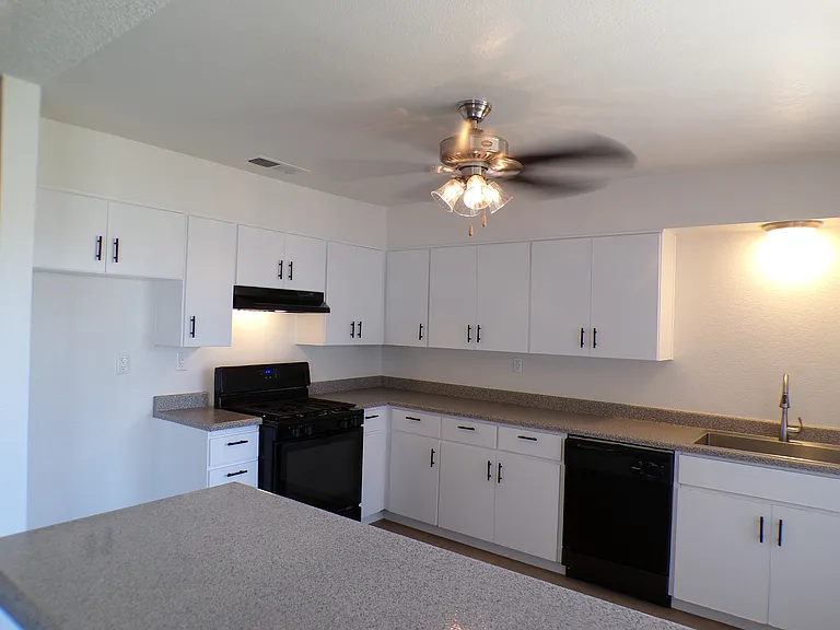 Hesperia Regency Apartments — Photo 32