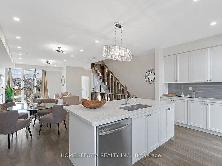7 Holyrood Cres — Photo 25