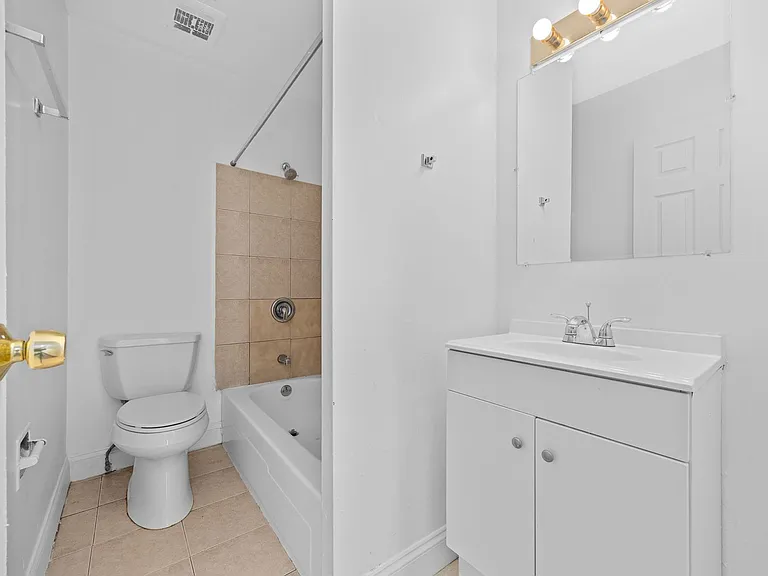 1426 S Cicero Ave #208 — Photo 8