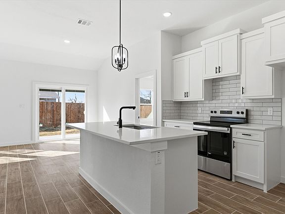 5th image of 1004 E Hickory St
