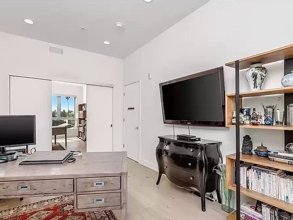 3rd image of 105 S Mariposa Ave APT 505