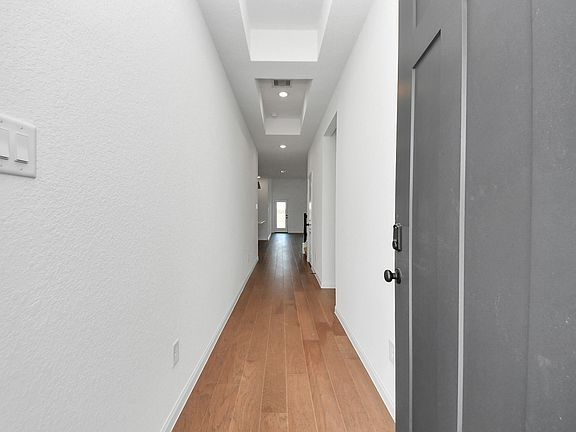 7731CloverGully Hallway