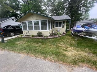 218 Beechwood Ave, Houghton Lake, MI 48629