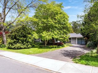 3171 Henderson Rd, Oak Bay, BC V8P 5A3