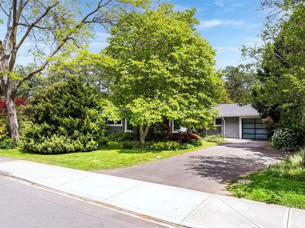 3171 Henderson Rd, Oak Bay, BC V8P 5A3