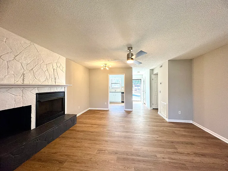514 Brookside Ct — Photo 9