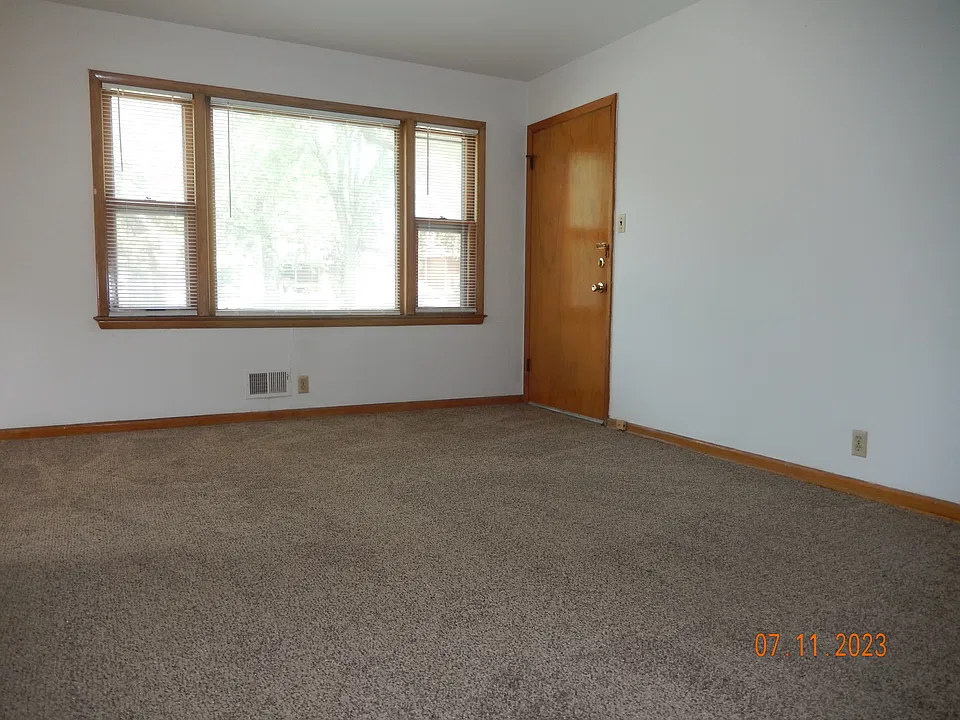 2121 W Bolivar Ave