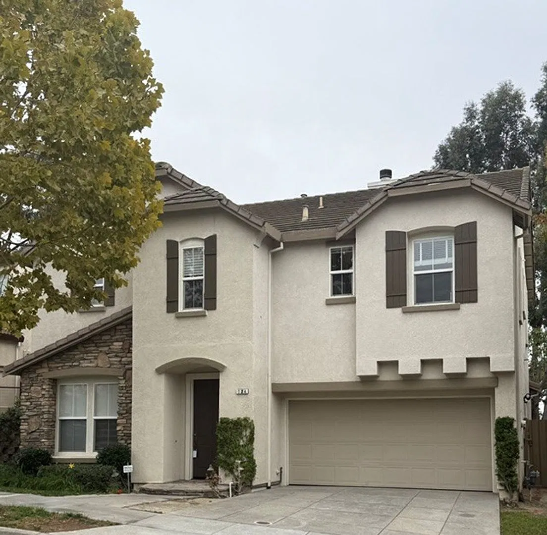 Beautiful and Spacious 4 Bedroom 2.5 Bath Home. Ideal Location!! — Photo 1