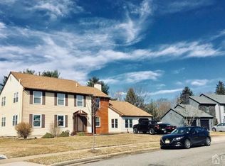 35 Sturbridge Dr, Piscataway, NJ 08854