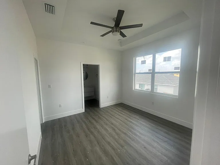 275 SW 4th St #220 — Photo 18