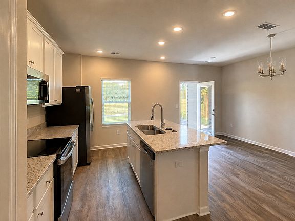 4th image of 3550 Gateway Dr