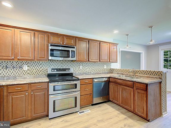 5th image of 104 Mattingly Ave