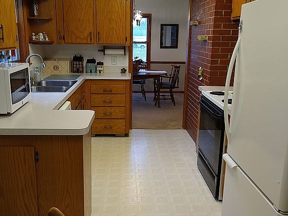 4th image of 90 Edgewood Dr