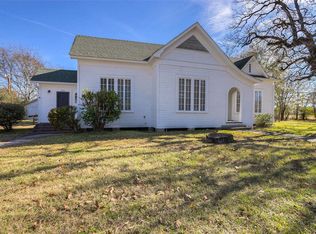 305 N Robb Dr, Trinity, TX 75862