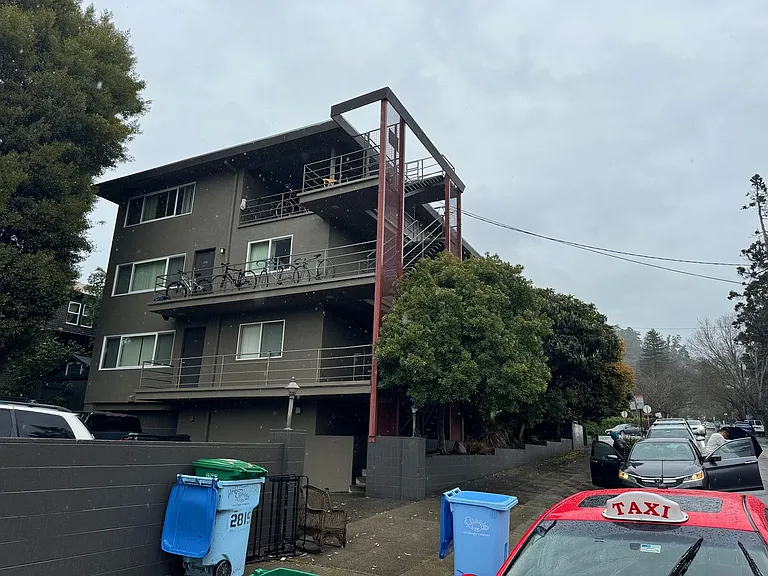2819 Derby St — Photo 3