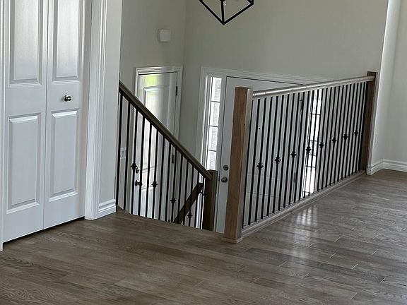 3rd image of 1075 Aspen Ridge Cres