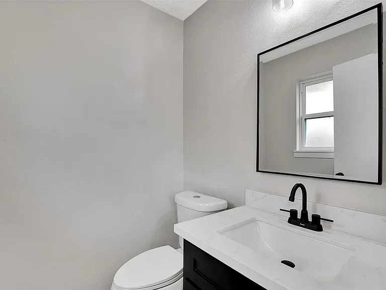 704 Teabury Ave — Photo 33