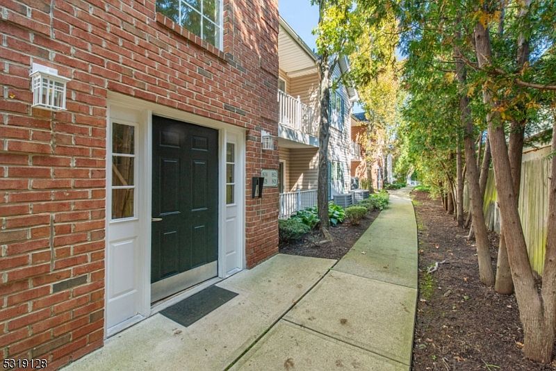 1st image of 105 Roseland Ave #804