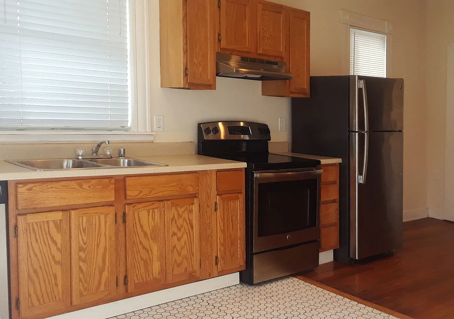 Vintage, Renovated SF House! High Ceilings, HW Floors, Covered Porch, Off-Street Parking! — Photo 3
