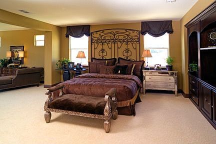 Huge Master Bedroom w/ Master retreat