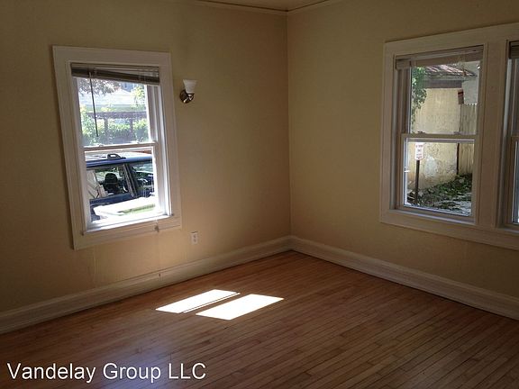 3rd image of 1830 E Kenwood Blvd
