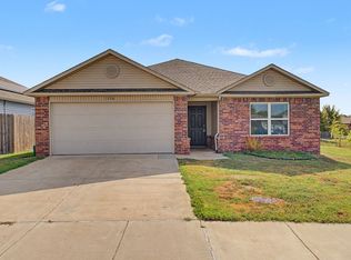 1236 S Nighthawk Ln, Fayetteville, AR 72701