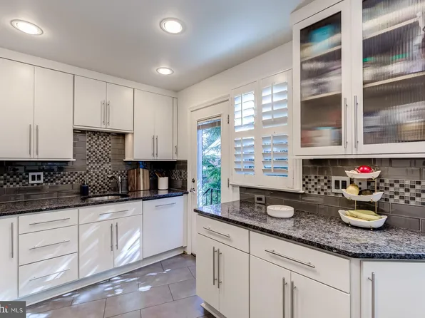 1905 Scroggins Rd, Alexandria, VA 22302