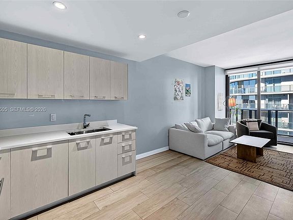 5th image of 45 SW 9th St APT 3807