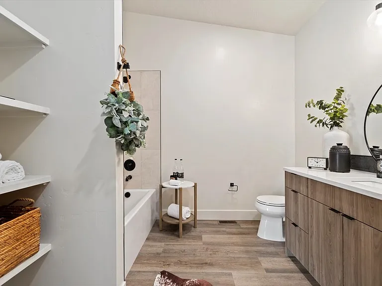 362 W London St — Photo 38