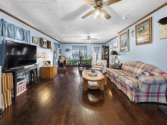 4th image of 28 E Clarendon Dr
