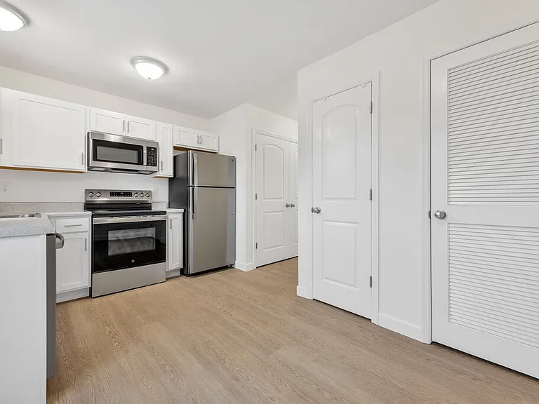 684 E College St — Photo 9