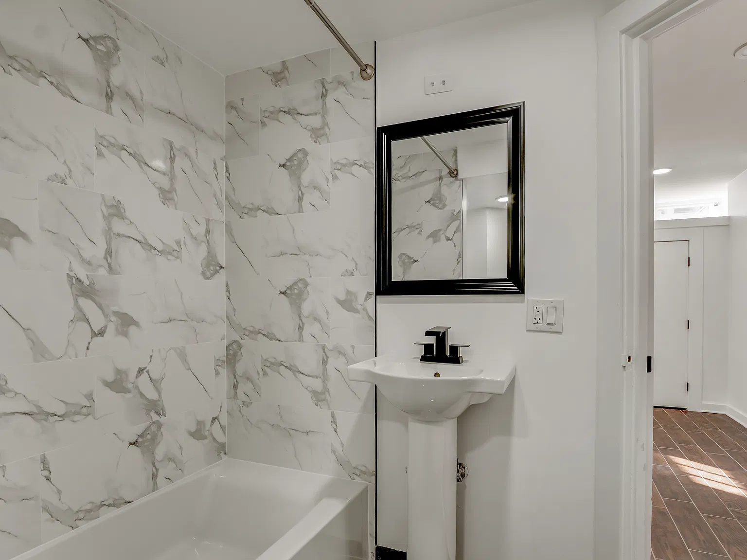 2 bed, 927 sqft, $3,900 — Photo 3