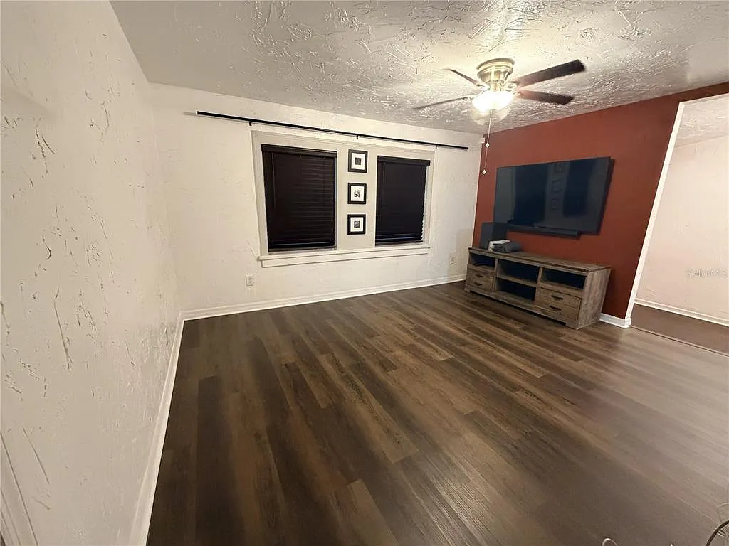 3 bed, 3.0 bath, 1400 sqft, $3,600 — Photo 2