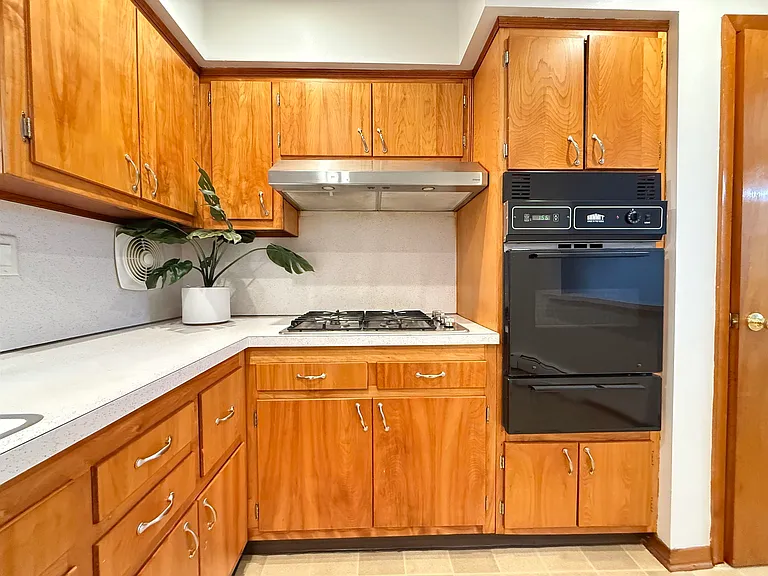 180 W 3rd St #2 — Photo 8